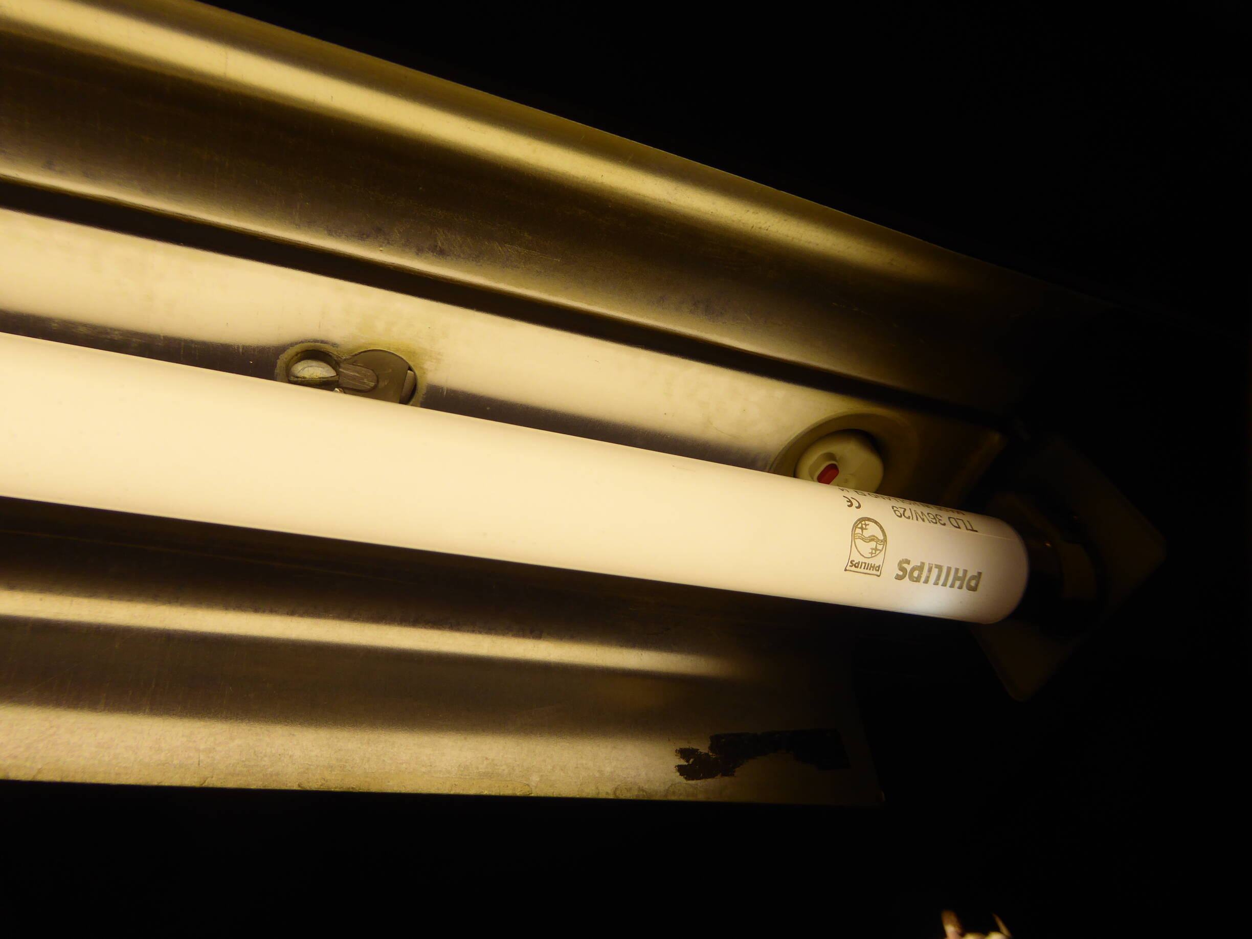 A light fixture with an old fluorescent tube. The starter is visible.