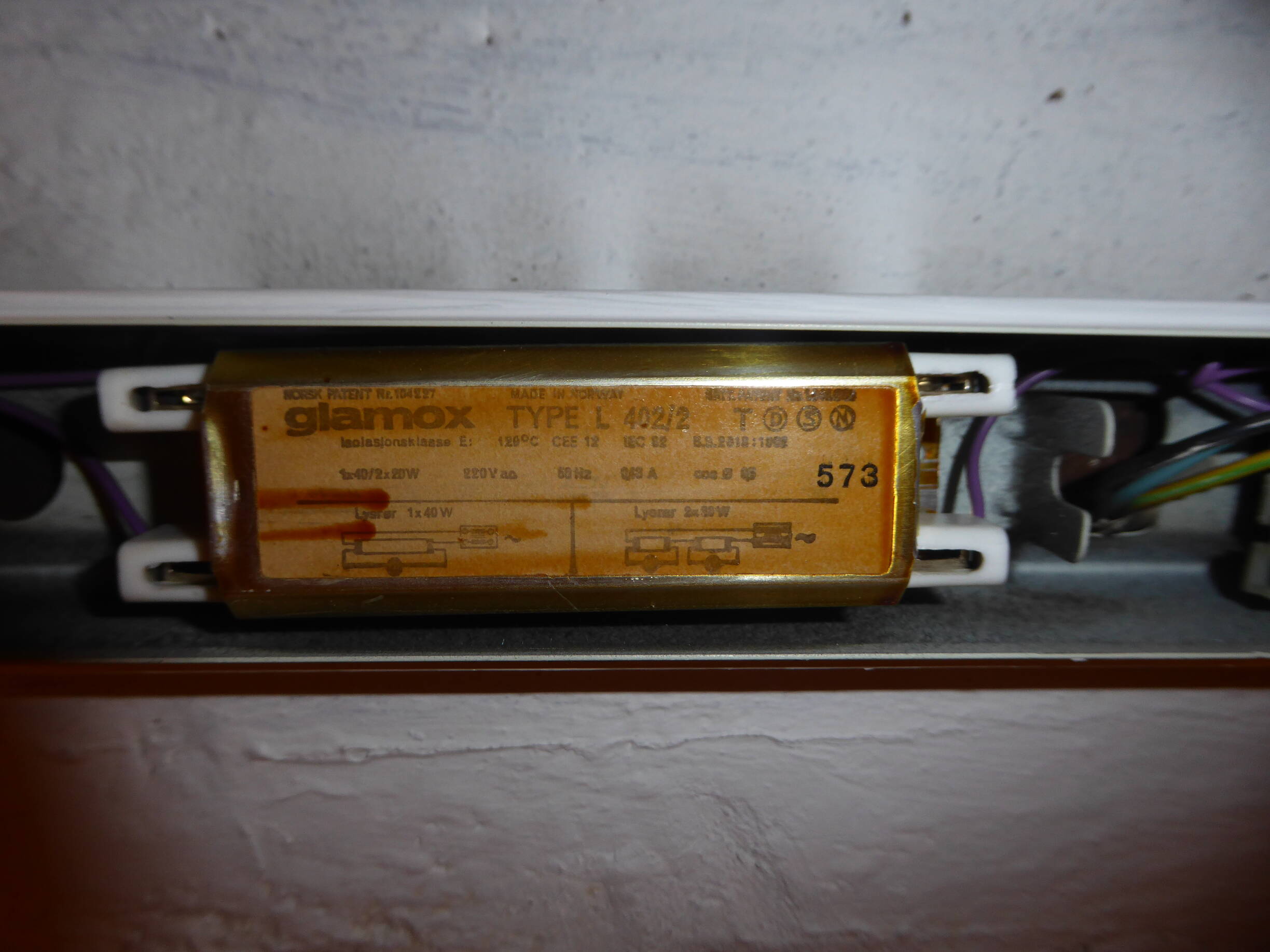 An open light fixture for 120 cm T8 tubes, with the ballast visible